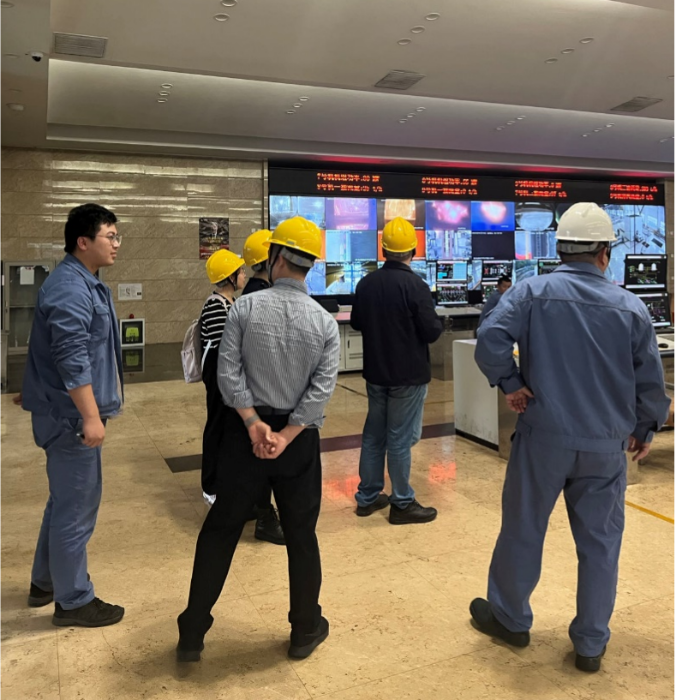 图3.毕业生与调研团见面